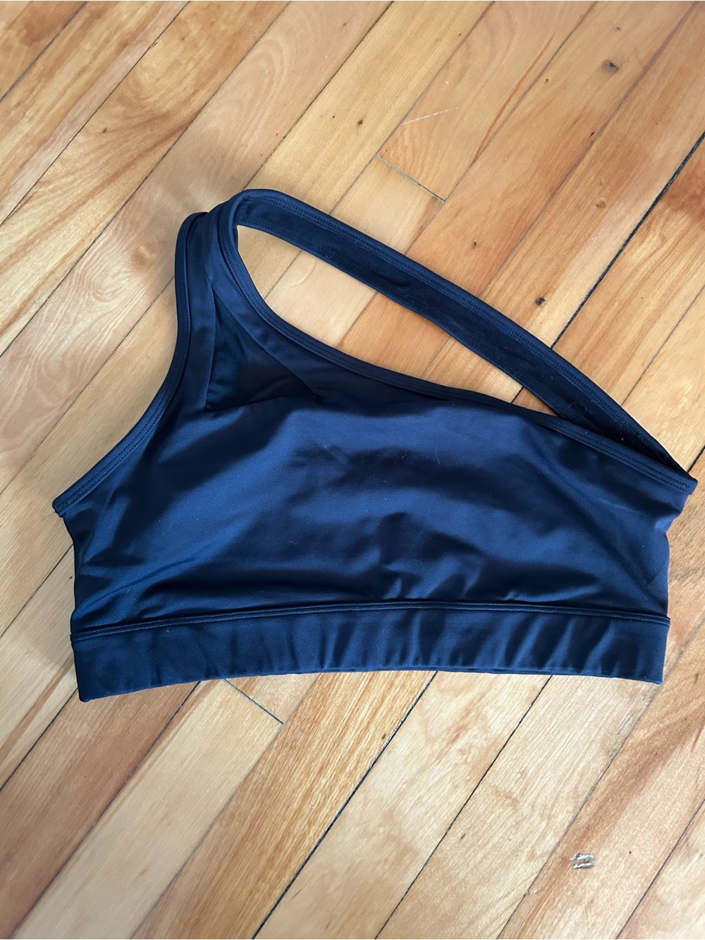 Asymmetric One-Shoulder Sports Bra in Black